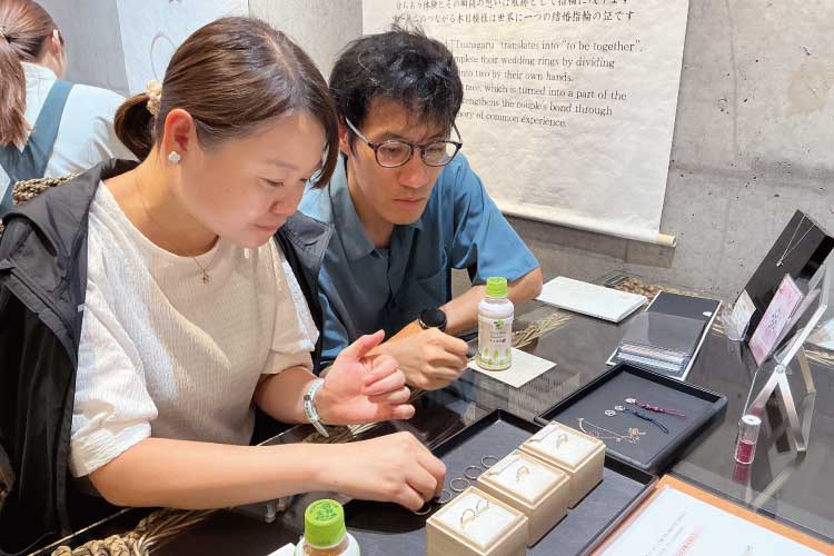 ダイヤモンドの色配置を選んでいるご様子