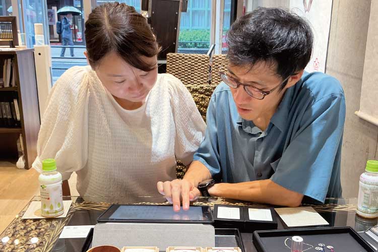 ダイヤモンドの色配置を選んでいるご様子